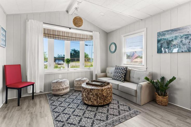 Salle de séjour élégante avec mobilier moderne dans un appartement à Building Church Street - seacoast-2-summit-vacation-rentals - 1333583 à Hampton, Hampton