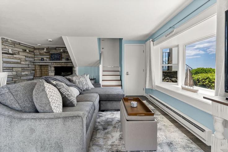 Elegant gestaltetes Wohnzimmer mit moderner Einrichtung in einer Wohnung im Building Ocean Boulevard - seacoast-2-summit-vacation-rentals - 1333627 in Rye, Rye