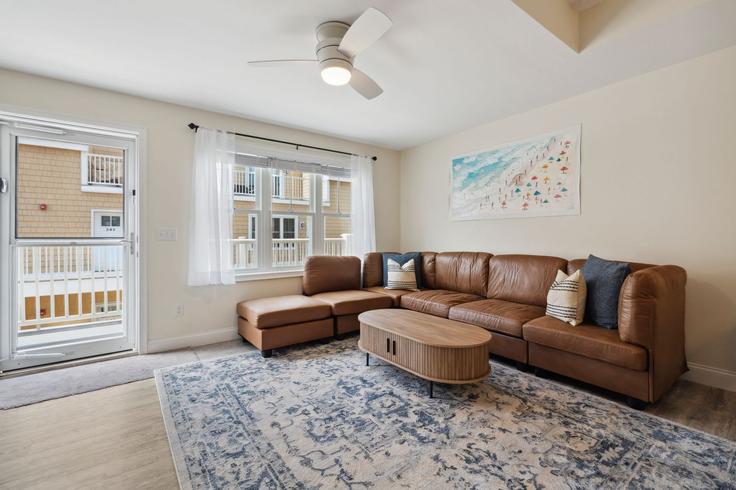 Hampton HamptonのBuilding Ashworth Avenue - seacoast-2-summit-vacation-rentals - 1333666のアパートメントにある、モダンな家具を備えたエレガントなデザインのリビングルーム