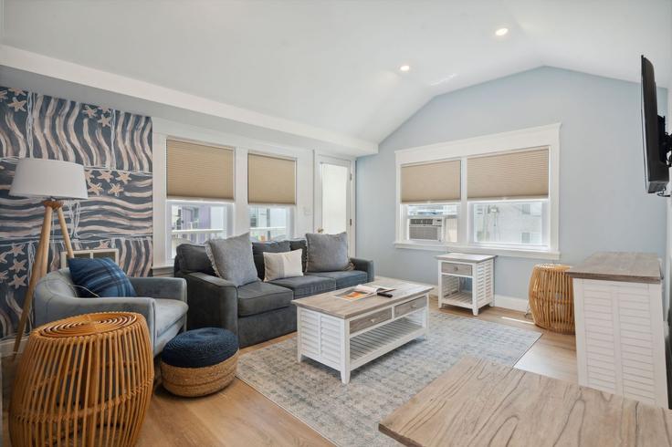 Sala de estar elegantemente projetada com móveis modernos em um apartamento no Building Ocean Boulevard - seacoast-2-summit-vacation-rentals - 1333639 em Hampton, Hampton
