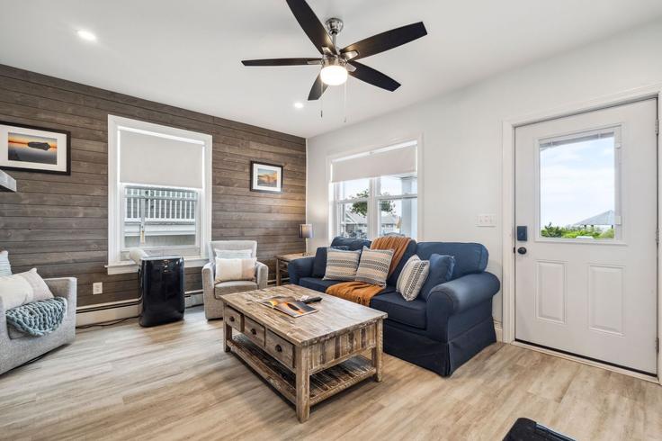 Sala de estar elegantemente projetada com móveis modernos em um apartamento no Building Ocean Boulevard - seacoast-2-summit-vacation-rentals - 1333671 em Hampton, Hampton