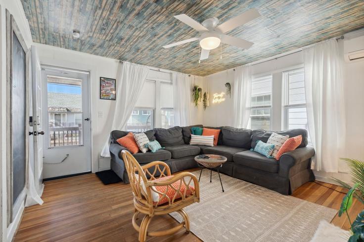 Sala de estar elegantemente projetada com móveis modernos em um apartamento no Building Highland Avenue - seacoast-2-summit-vacation-rentals - 1333592 em Hampton, Hampton