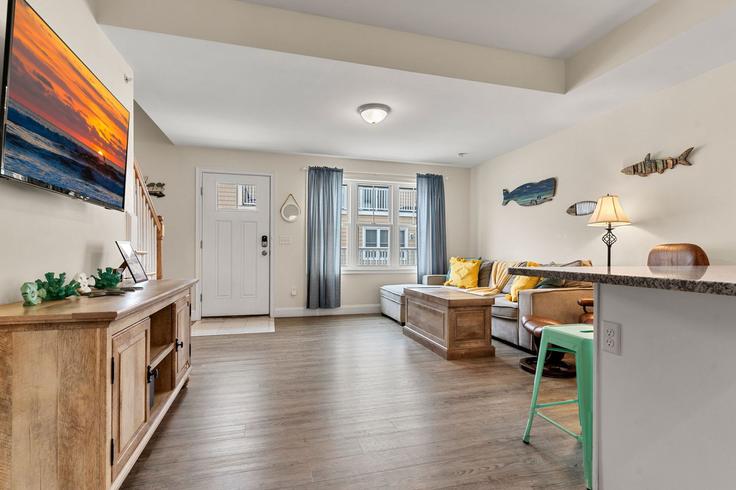 Hampton HamptonのBuilding Ashworth Avenue - seacoast-2-summit-vacation-rentals - 1333608のアパートメントにある、モダンな家具を備えたエレガントなデザインのリビングルーム