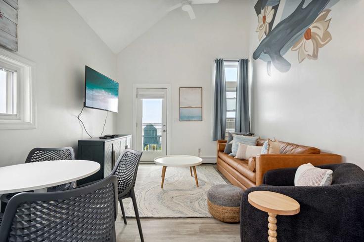 Salle de séjour élégante avec mobilier moderne dans un appartement à Building Ocean Boulevard - seacoast-2-summit-vacation-rentals - 1333634 à Hampton, Hampton