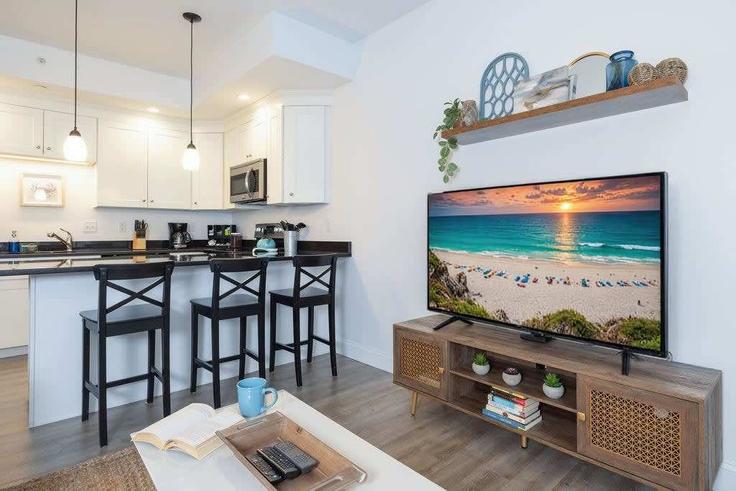 Elegant gestaltetes Wohnzimmer mit moderner Einrichtung in einer Wohnung im Building Ashworth Avenue - seacoast-2-summit-vacation-rentals - 1333609 in Hampton, Hampton Elegant gestaltetes Wohnzimmer mit moderner Einrichtung in einer Wohnung im Building Ashworth Avenue - seacoast-2-summit-vacation-rentals - 1333609 in Hampton, Hampton