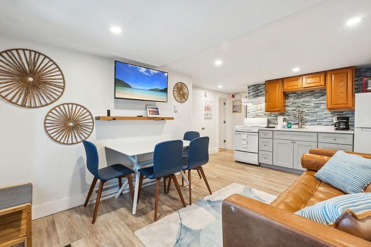 Hampton, Hampton에 위치한 Building Ocean Boulevard - seacoast-2-summit-vacation-rentals - 1333605 아파트의 세련된 인테리어가 돋보이는 거실 Hampton, Hampton에 위치한 Building Ocean Boulevard - seacoast-2-summit-vacation-rentals - 1333605 아파트의 세련된 인테리어가 돋보이는 거실