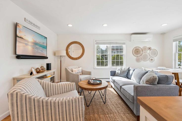 Elegante sala de estar con mobiliario moderno en un apartamento en Building Basin Street - seacoast-2-summit-vacation-rentals - 1333575 en Newburyport, Newburyport
