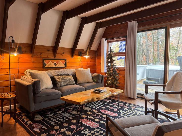 Elegantly designed living room with modern furnishings in an apartment at Building Lake Pines Circle - seacoast-2-summit-vacation-rentals - 1333672 in Conway, Conway