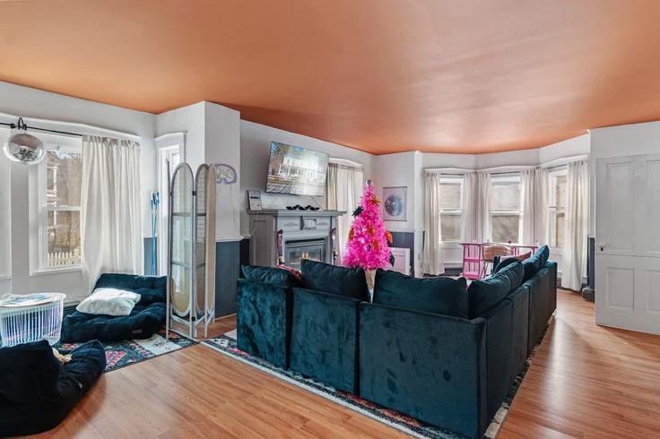 Elegant gestaltetes Wohnzimmer mit moderner Einrichtung in einer Wohnung im Building U.S. 4 - seacoast-2-summit-vacation-rentals - 1333617 in Bridgewater, Bridgewater