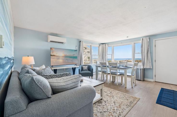 Salle de séjour élégante avec mobilier moderne dans un appartement à Building Ocean Boulevard - seacoast-2-summit-vacation-rentals - 1333663 à Rye, Rye