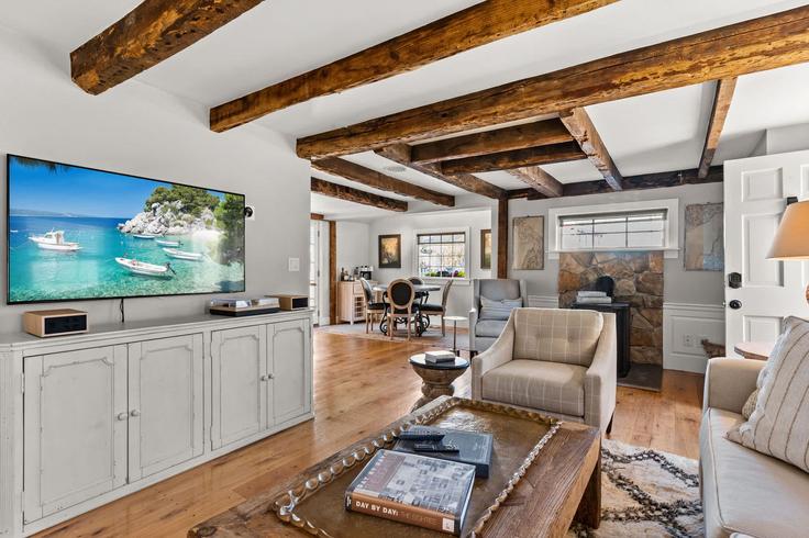 Newburyport, Newburyport에 위치한 Building Franklin Street - seacoast-2-summit-vacation-rentals - 1333638 유닛의 세련된 인테리어가 돋보이는 거실 Newburyport, Newburyport에 위치한 Building Franklin Street - seacoast-2-summit-vacation-rentals - 1333638 유닛의 세련된 인테리어가 돋보이는 거실