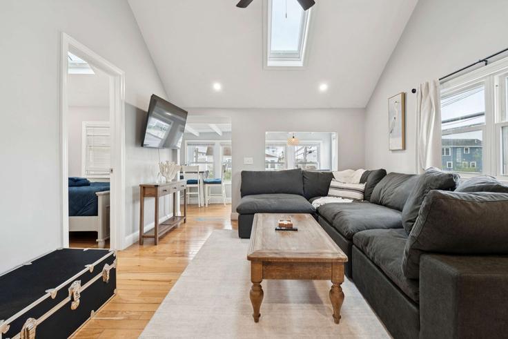 Sala de estar elegantemente projetada com móveis modernos em um apartamento no Building North End Boulevard - seacoast-2-summit-vacation-rentals - 1333656 em Salisbury, Salisbury Sala de estar elegantemente projetada com móveis modernos em um apartamento no Building North End Boulevard - seacoast-2-summit-vacation-rentals - 1333656 em Salisbury, Salisbury