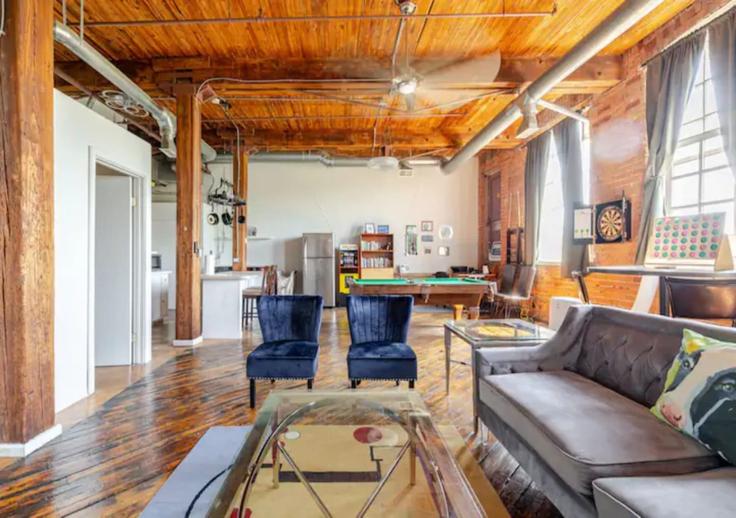 Building Mount Elliott Street - sean-swain - 1437643 adresindeki bir dairede modern mobilyalarla zarif bir şekilde tasarlanmış oturma odası Detroit, Detroit