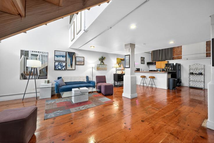 Elegant gestaltetes Wohnzimmer mit moderner Einrichtung in einer Wohnung im Building Mount Elliott Street - sean-swain - 1437644 in Detroit, Detroit Elegant gestaltetes Wohnzimmer mit moderner Einrichtung in einer Wohnung im Building Mount Elliott Street - sean-swain - 1437644 in Detroit, Detroit