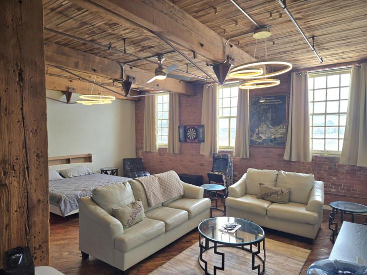 Elegant gestaltetes Wohnzimmer mit moderner Einrichtung in einer Wohnung im Building Mount Elliott Street - sean-swain - 1437646 in Detroit, Detroit Elegant gestaltetes Wohnzimmer mit moderner Einrichtung in einer Wohnung im Building Mount Elliott Street - sean-swain - 1437646 in Detroit, Detroit