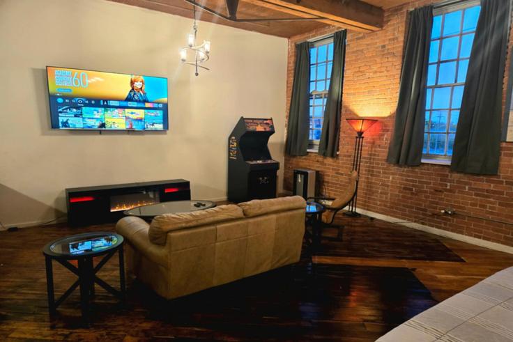Sala de estar elegantemente projetada com móveis modernos em um apartamento no Building Mount Elliott Street - sean-swain - 1437647 em Detroit, Detroit