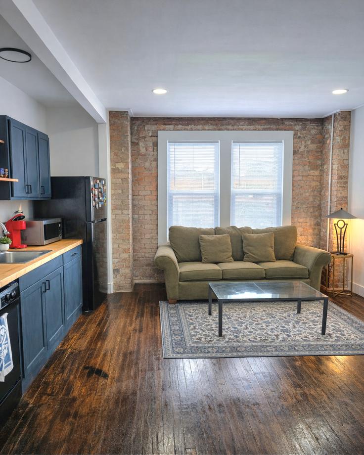 Elegant gestaltetes Wohnzimmer mit moderner Einrichtung in einer Wohnung im Building Glenfield Avenue - sean-swain - 1437649 in Detroit, Detroit
