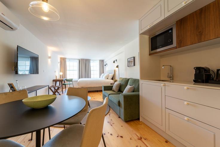 Salle de séjour élégante avec mobilier moderne dans un appartement à Building Largo do Paço - seapartamentos - 1343705 à Braga, Braga Salle de séjour élégante avec mobilier moderne dans un appartement à Building Largo do Paço - seapartamentos - 1343705 à Braga, Braga