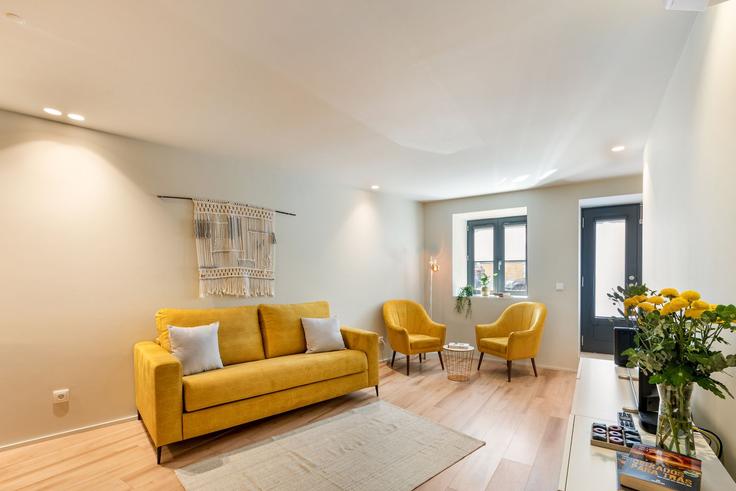 União das freguesias de Braga (Maximinos, Sé e Cividade), Braga에 위치한 Building Rua de São Sebastião - seapartamentos - 1343731 아파트의 세련된 인테리어가 돋보이는 거실 União das freguesias de Braga (Maximinos, Sé e Cividade), Braga에 위치한 Building Rua de São Sebastião - seapartamentos - 1343731 아파트의 세련된 인테리어가 돋보이는 거실