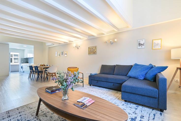 Sala de estar elegantemente projetada com móveis modernos em um apartamento no Building Rua do Farto - seapartamentos - 1343692 em União das freguesias de Braga (Maximinos, Sé e Cividade), Braga Sala de estar elegantemente projetada com móveis modernos em um apartamento no Building Rua do Farto - seapartamentos - 1343692 em União das freguesias de Braga (Maximinos, Sé e Cividade), Braga