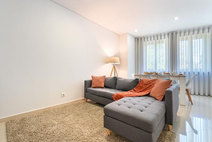 Sala de estar elegantemente projetada com móveis modernos em um apartamento no Building Rua Cruz de Pedra - seapartamentos - 1343708 em União das freguesias de Braga (Maximinos, Sé e Cividade), Braga Sala de estar elegantemente projetada com móveis modernos em um apartamento no Building Rua Cruz de Pedra - seapartamentos - 1343708 em União das freguesias de Braga (Maximinos, Sé e Cividade), Braga