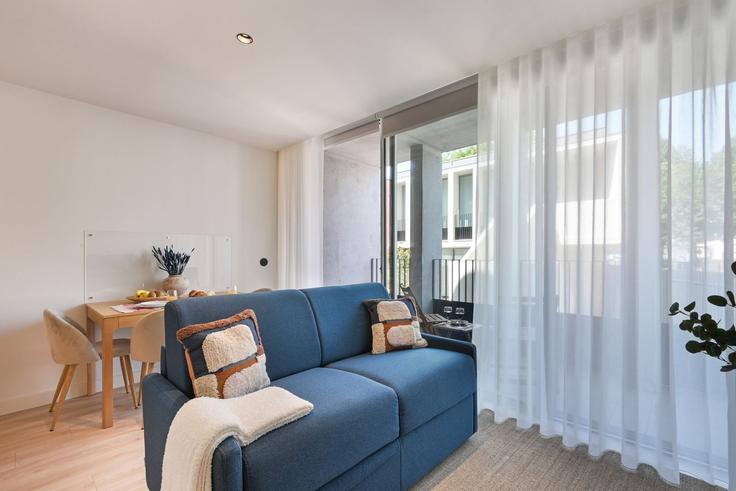 Salle de séjour élégante avec mobilier moderne dans un appartement à Building Rua de São Martinho - seapartamentos - 1343706 à União das freguesias de Braga (Maximinos, Sé e Cividade), Braga