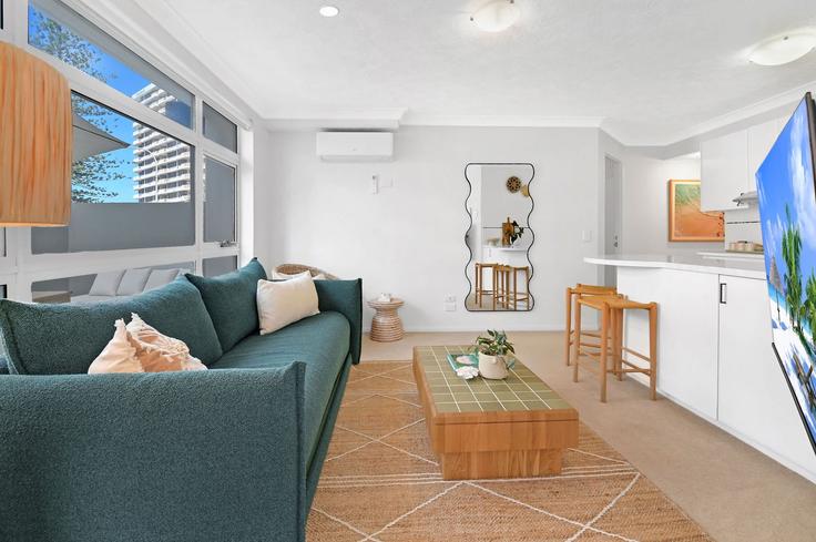 Building Wharf Road - seas-the-moment-properties - 1635749 adresindeki bir dairede modern mobilyalarla zarif bir şekilde tasarlanmış oturma odası Surfers Paradise, Gold Coast Building Wharf Road - seas-the-moment-properties - 1635749 adresindeki bir dairede modern mobilyalarla zarif bir şekilde tasarlanmış oturma odası Surfers Paradise, Gold Coast