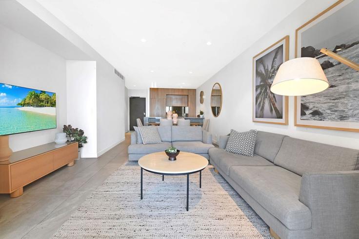 Building Britannia Avenue - seas-the-moment-properties - 1635747 adresindeki bir dairede modern mobilyalarla zarif bir şekilde tasarlanmış oturma odası Broadbeach, Gold Coast Building Britannia Avenue - seas-the-moment-properties - 1635747 adresindeki bir dairede modern mobilyalarla zarif bir şekilde tasarlanmış oturma odası Broadbeach, Gold Coast