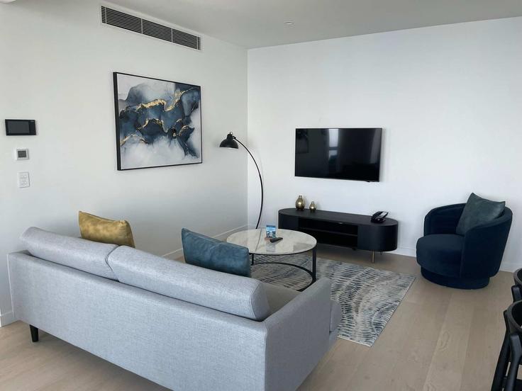 Gold Coast BroadbeachのBuilding Casino Drive - seas-the-moment-properties - 1648063のアパートメントにある、モダンな家具を備えたエレガントなデザインのリビングルーム Gold Coast BroadbeachのBuilding Casino Drive - seas-the-moment-properties - 1648063のアパートメントにある、モダンな家具を備えたエレガントなデザインのリビングルーム