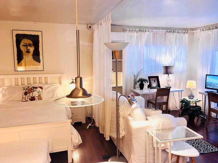 Salle de séjour élégante avec mobilier moderne dans un appartement à Building Beach Drive Southwest - seattle-dream-homes - 1293683 - SEA à Seattle, Seattle