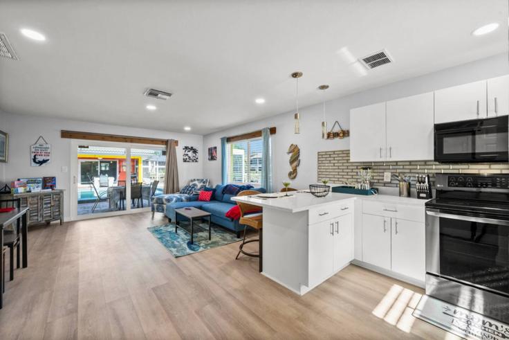 Salle de séjour élégante avec mobilier moderne dans un appartement à Building Southeast 40th Street - seatuit-boat-beach-club - 1334302 à Cape Coral, Cape Coral Salle de séjour élégante avec mobilier moderne dans un appartement à Building Southeast 40th Street - seatuit-boat-beach-club - 1334302 à Cape Coral, Cape Coral