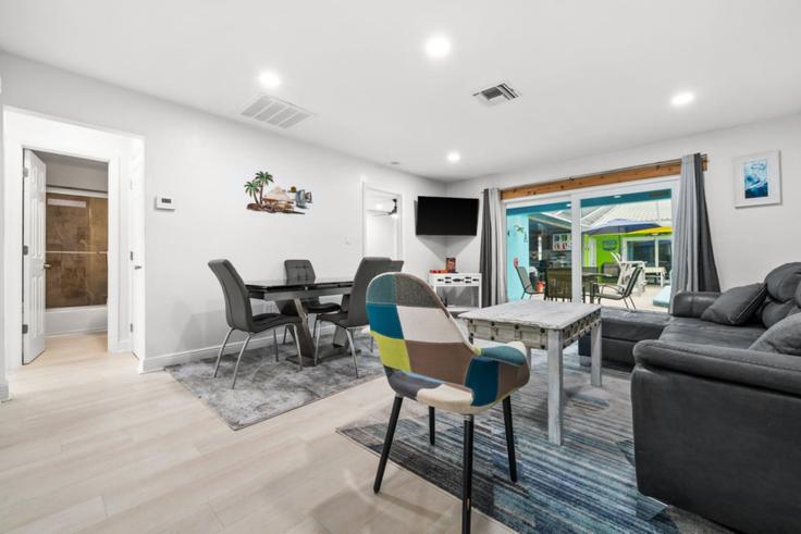 Salle de séjour élégante avec mobilier moderne dans un appartement à Building Southeast 40th Street - seatuit-boat-beach-club - 1334306 à Cape Coral, Cape Coral Salle de séjour élégante avec mobilier moderne dans un appartement à Building Southeast 40th Street - seatuit-boat-beach-club - 1334306 à Cape Coral, Cape Coral