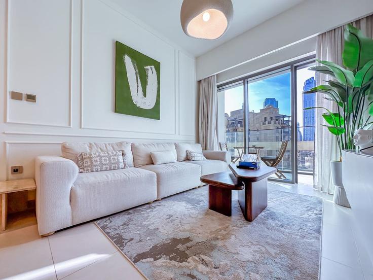 Sala de estar elegantemente projetada com móveis modernos em um apartamento no Building Burj Khalifa Boulevard - second-best-homes - 1514644 em Burj Khalifa, Dubai