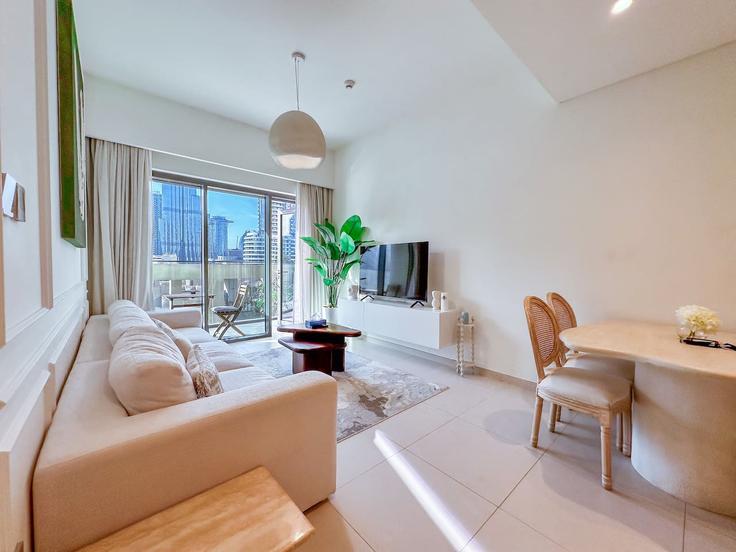 Building Burj Khalifa Boulevard - second-best-homes - 1514644 adresindeki bir dairede modern mobilyalarla zarif bir şekilde tasarlanmış oturma odası Burj Khalifa, Dubai Building Burj Khalifa Boulevard - second-best-homes - 1514644 adresindeki bir dairede modern mobilyalarla zarif bir şekilde tasarlanmış oturma odası Burj Khalifa, Dubai