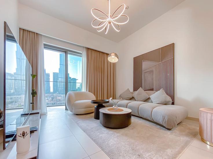 Sala de estar elegantemente projetada com móveis modernos em um apartamento no Building Burj Khalifa Boulevard - second-best-homes - 1514645 em Burj Khalifa, Dubai