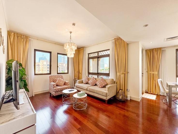 Elegante sala de estar con mobiliario moderno en un apartamento en Building Sheikh Mohammed bin Rashid Boulevard - second-best-homes - 1514647 en Burj Khalifa, Dubai