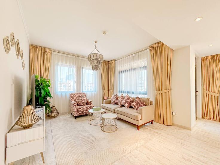 Elegante sala de estar con mobiliario moderno en un apartamento en Building Sheikh Mohammed bin Rashid Boulevard - second-best-homes - 1514648 en Burj Khalifa, Dubai