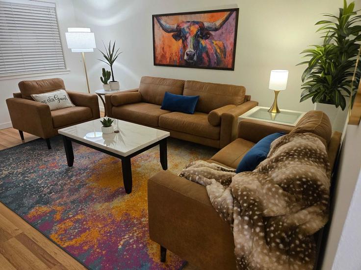 Elegante sala de estar con mobiliario moderno en un apartamento en Building Parker Avenue - seeyahbye-rentals - 1460948 en Caldwell, Caldwell Elegante sala de estar con mobiliario moderno en un apartamento en Building Parker Avenue - seeyahbye-rentals - 1460948 en Caldwell, Caldwell