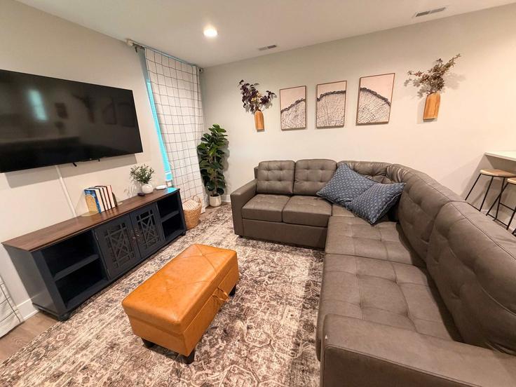 Building Kinsmoor Avenue - seeyahbye-rentals - 1460945 adresindeki bir dairede modern mobilyalarla zarif bir şekilde tasarlanmış oturma odası Fort Wayne, Fort Wayne Building Kinsmoor Avenue - seeyahbye-rentals - 1460945 adresindeki bir dairede modern mobilyalarla zarif bir şekilde tasarlanmış oturma odası Fort Wayne, Fort Wayne