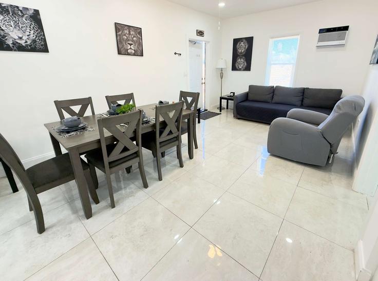 Elegante sala de estar con mobiliario moderno en un apartamento en Building Van Buren Street - seguraluxury-guesty - 1358007 en Hollywood, Hollywood