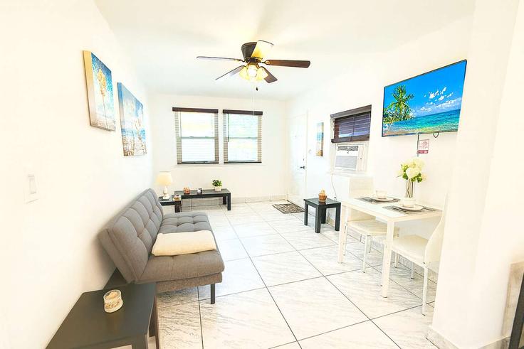 Building Van Buren Street - seguraluxury-guesty - 1358004 adresindeki bir dairede modern mobilyalarla zarif bir şekilde tasarlanmış oturma odası Hollywood, Hollywood Building Van Buren Street - seguraluxury-guesty - 1358004 adresindeki bir dairede modern mobilyalarla zarif bir şekilde tasarlanmış oturma odası Hollywood, Hollywood