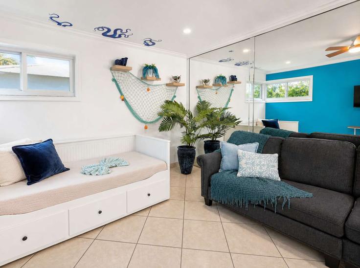 Elegant gestaltetes Wohnzimmer mit moderner Einrichtung in einer Wohnung im Building Grant Street - seguraluxury-guesty - 1077063 in Hollywood, Hollywood Elegant gestaltetes Wohnzimmer mit moderner Einrichtung in einer Wohnung im Building Grant Street - seguraluxury-guesty - 1077063 in Hollywood, Hollywood