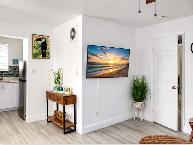 Sala de estar elegantemente projetada com móveis modernos em um apartamento no Building Madison Street - seguraluxury-guesty - 1075799 em Hollywood, Hollywood Sala de estar elegantemente projetada com móveis modernos em um apartamento no Building Madison Street - seguraluxury-guesty - 1075799 em Hollywood, Hollywood