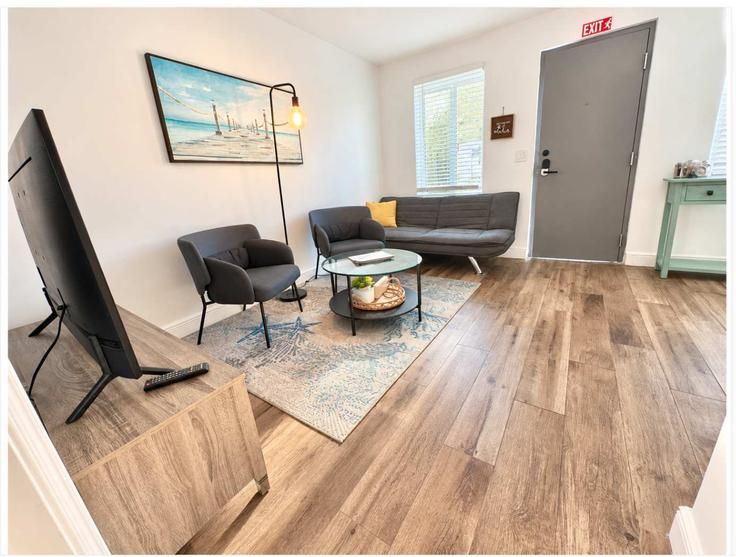 Building Madison Street - seguraluxury-guesty - 1075804 adresindeki bir dairede modern mobilyalarla zarif bir şekilde tasarlanmış oturma odası Hollywood, Hollywood Building Madison Street - seguraluxury-guesty - 1075804 adresindeki bir dairede modern mobilyalarla zarif bir şekilde tasarlanmış oturma odası Hollywood, Hollywood