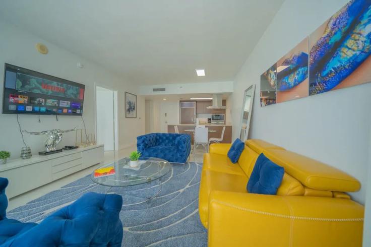 Elegant gestaltetes Wohnzimmer mit moderner Einrichtung in einer Wohnung im Building Brickell Avenue - seker-management - 1648178 in Miami, Miami Elegant gestaltetes Wohnzimmer mit moderner Einrichtung in einer Wohnung im Building Brickell Avenue - seker-management - 1648178 in Miami, Miami