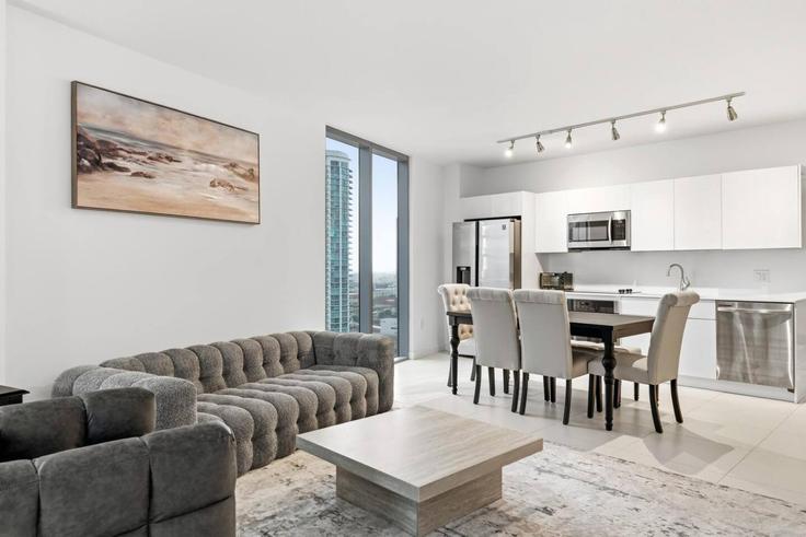 Elegant gestaltetes Wohnzimmer mit moderner Einrichtung in einer Wohnung im Building Southeast 6th Street - seker-management - 1648195 in Miami, Miami Elegant gestaltetes Wohnzimmer mit moderner Einrichtung in einer Wohnung im Building Southeast 6th Street - seker-management - 1648195 in Miami, Miami