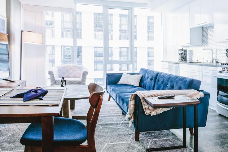 Sala de estar elegantemente projetada com móveis modernos em um apartamento no Building South Spring Street - sentraldtla755 - 1227146 em Los Angeles, Los Angeles