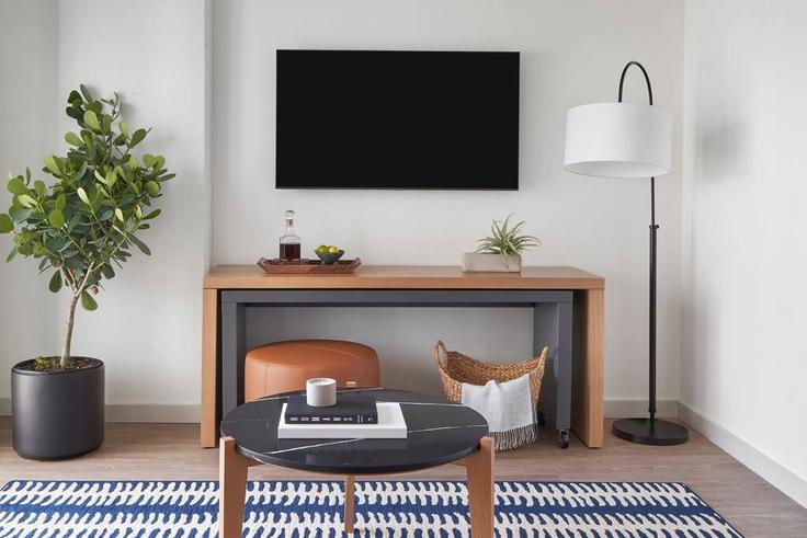 Sala de estar elegantemente projetada com móveis modernos em um apartamento no Building South Spring Street - sentraldtla755 - 1227145 em Los Angeles, Los Angeles