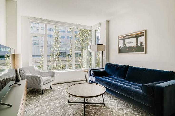 Elegante sala de estar con mobiliario moderno en un apartamento en Building Madison Street - sentralfirsthill - 1227128 en Seattle, Seattle Elegante sala de estar con mobiliario moderno en un apartamento en Building Madison Street - sentralfirsthill - 1227128 en Seattle, Seattle