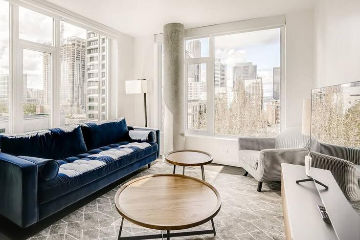 Salle de séjour élégante avec mobilier moderne dans un appartement à Building Madison Street - sentralfirsthill - 1226767 à Seattle, Seattle